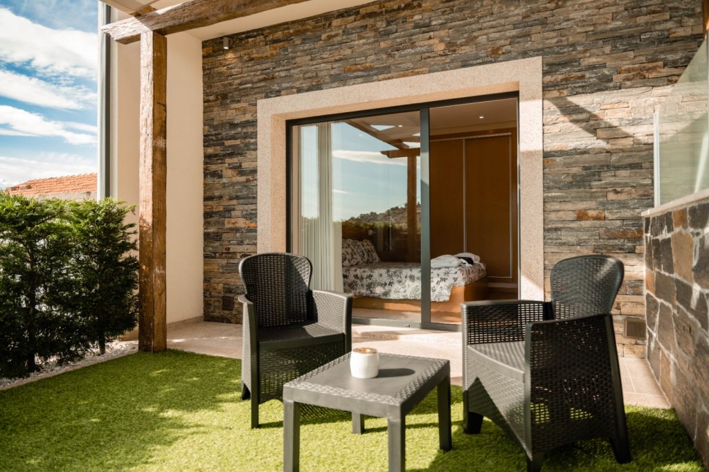 https://socalcosdodourohouse.pt/wp-content/uploads/2024/06/patio3-1024x682.jpg